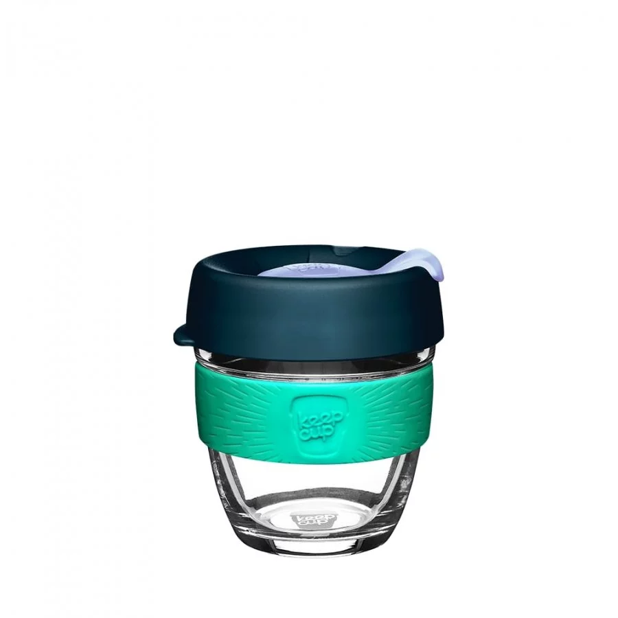 Plastový KeepCup termohrnek o objemu 227 ml s modrým víkem na bílém pozadí