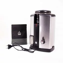Elektrický mlýnek na kávu černo stříbrné barvy a černý balíček Lázeňské kávy s bílými pruhy