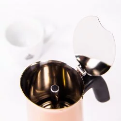 Moka konvice Bialetti New Venus pro 4 šálky na bílém pozadí s šálkem lázeňské kávy, pohled do vnitřní části konvice