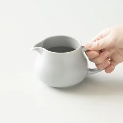 Origami Pinot Aroma Coffee server v šedé barvě.