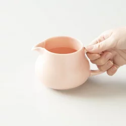 Růžový Coffee server od značky Origami.