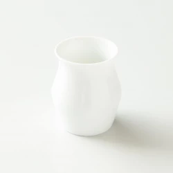 Origami Sensory Cup z porcelánu v bílé barvě.