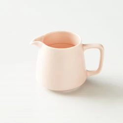Růžový hrnek z porcelánu na filtrovanou kávu značky Origami.