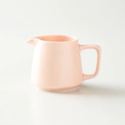 Porcelánový hrnek na filtrovanou kávu v růžové barvě od značky Origami.