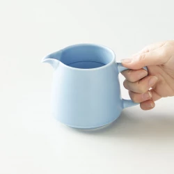 Origami coffee server na filtrovanou kávu v ruce.