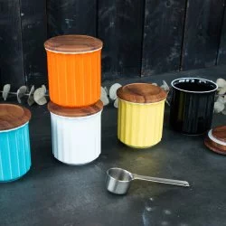 Set porcelánových nádob v různých barvách na kuchyňské lince.