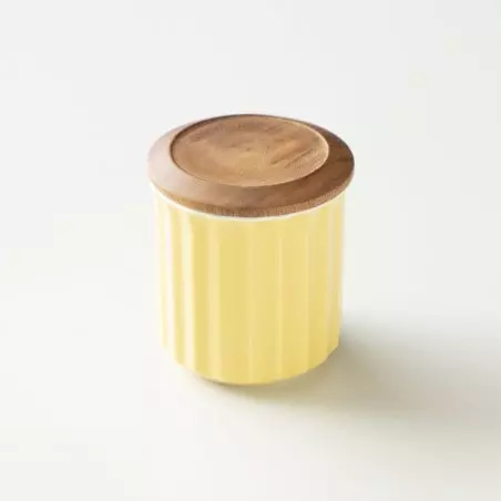 Porcelánový nádoba na kávu s dřevěným víčkem.