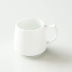 Origami bílý hrnek na kávu nebo čaj o objemu 320 ml.