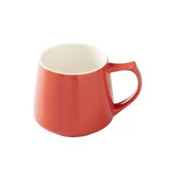 Červený hrnek na kávu nebo čaj od značky Origami.