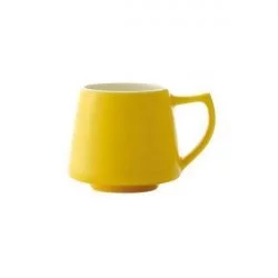 Žlutý porcelánový hrnek na kávu.