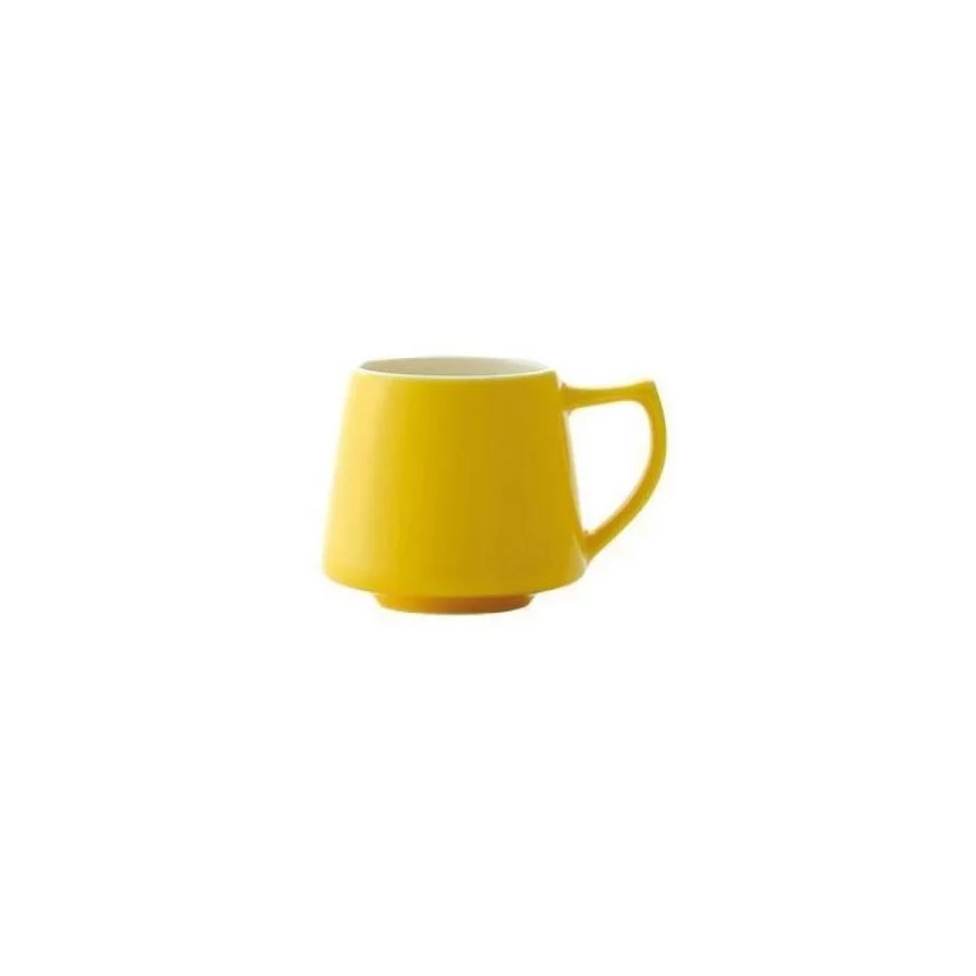 Žlutý porcelánový hrnek na kávu.