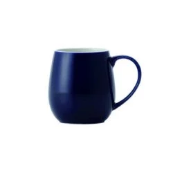 Modrý hrnek na kávu nebo čaj od značky Origami o objemu 320 ml.