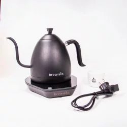 Rychlovarná konvice značky Brewista v černé barvě v elegantním provedení s husím krkem společně naším šálkem na kávu a napájecím kabelem