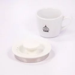 Víko bílé elektrické konvice na bílém pozadí s šálkem lázeňské kávy