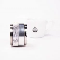Detail naRocket Espresso distributor a tamper 58mm stříbrný s lázeňskou kávou.