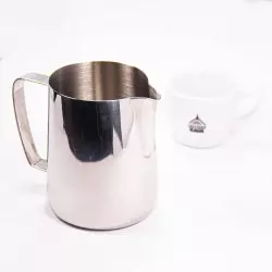 Konvice v pozadí s lázeňskou kávou.