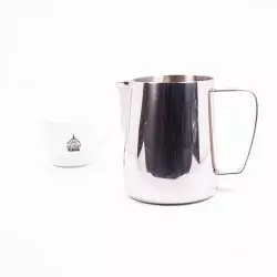 Konvice v pozadí s lázeňskou kávou.