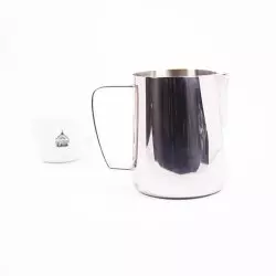 Konvice v pozadí s lázeňskou kávou.