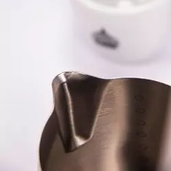 Detail konvice v pozadí s lázeňskou kávou.