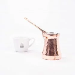 Měděná džezva určená k přípravě pravé turecké kávy s šálkem s logem lázeňské kávy