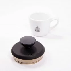Hario Buono konvice 1,2l černá Materiál : Plast v pozadí s lázeňskou kávou detail na víko.