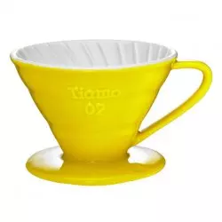 Žlutý keramický dripper na kávu Tiamo V02 na bílém pozadí