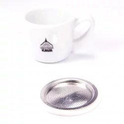 Hliníkové stříbrné těsnění do Bialetti moka konvice na bílém pozadí s šálkem lázeňské kávy