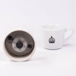 Detail na víčko termosky ze spodní strany s lázeňskou kávou v pozadí