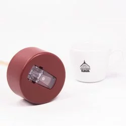 Detail víčka termosky s lázeňskou kávou v pozadí