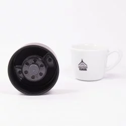 Detail víčka termosky ze spodní strany s lázeňskou kávou v pozadí