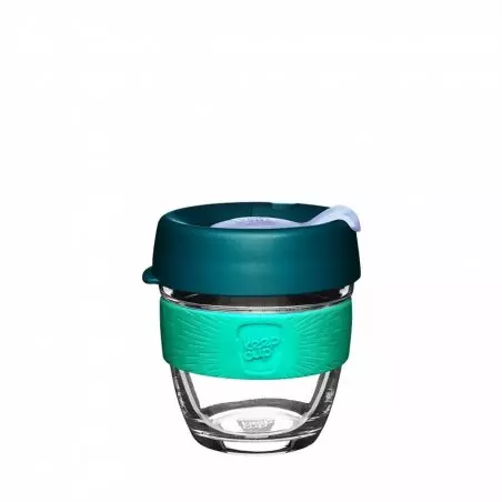 Skleněný KeepCup termohrnek o objemu 227 ml s modrým víkem na bílém pozadí