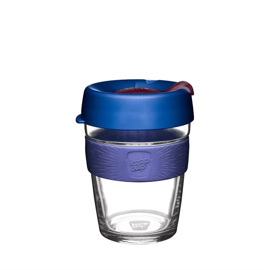 Skleněný KeepCup termohrnek o objemu 340 ml s modrým víkem na bílém pozadí