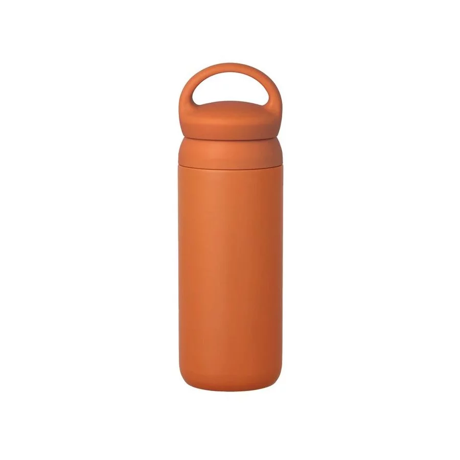 Oranžová termoska Kinto Day Off s objemem 500 ml, ideální pro udržení nápojů teplých nebo studených během cest.