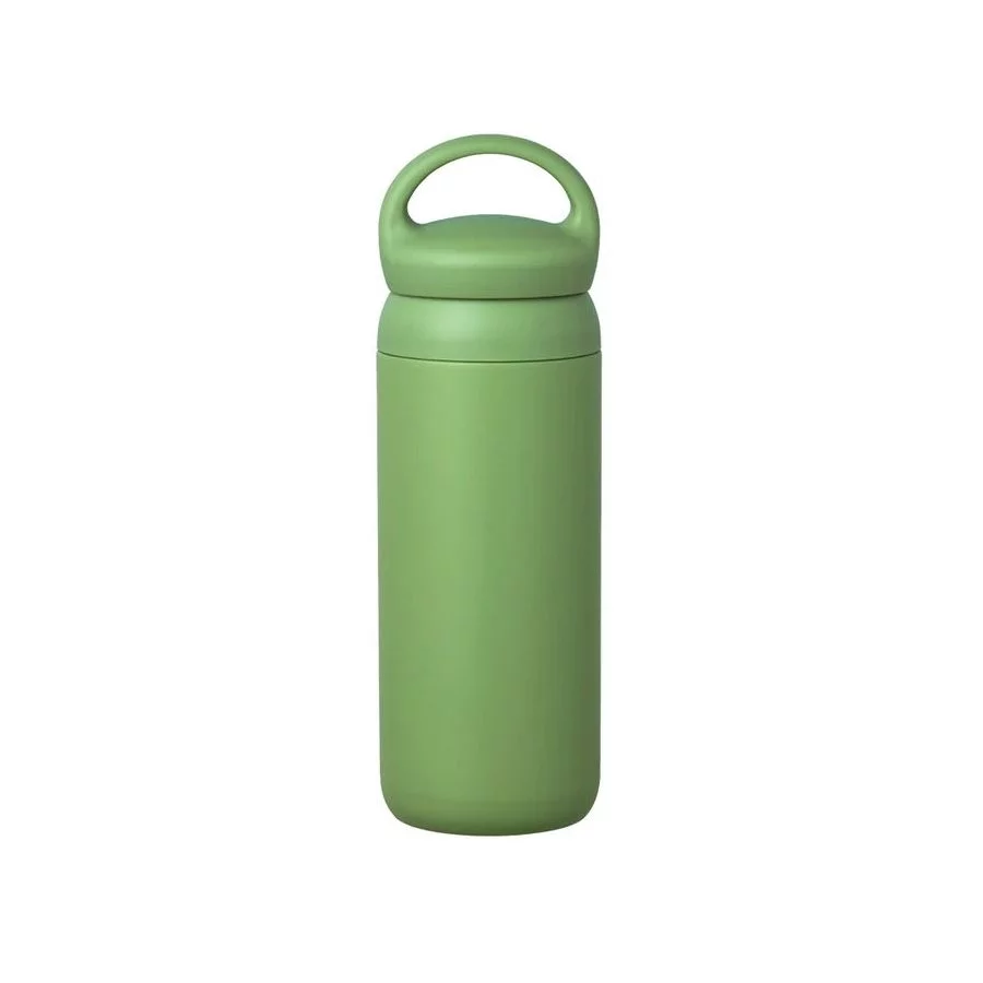 Termoska Kinto Day Off v zelené barvě o objemu 500 ml, ideální pro udržení teploty nápojů na cestách.