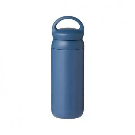 Modrá termoska Kinto Day Off o objemu 500 ml, ideální pro cestování.