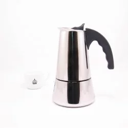 Stříbrná moka konvička s černým madlem pro 10 šálků na bílém pozadí s šálkem lázeňské kávy