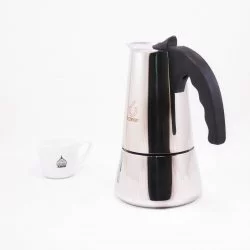 Stříbrná moka konvička s černým madlem pro 10 šálků, na bílém pozadí s šálkem lázeňské kávy, pohled ze strany