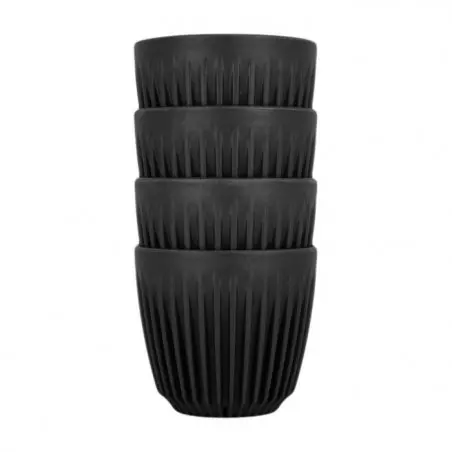 Černý ekologický kelímek Huskee 4 kusy naskládané na sobě na bílém pozadí