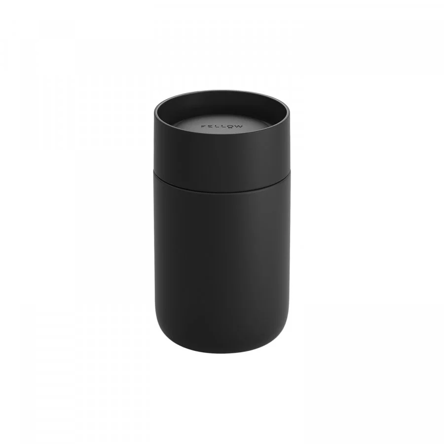 Thermo hrnek v černé barvě značky Fellow Carter Move Mug 360 Sip Lid Black o objemu 235ml 