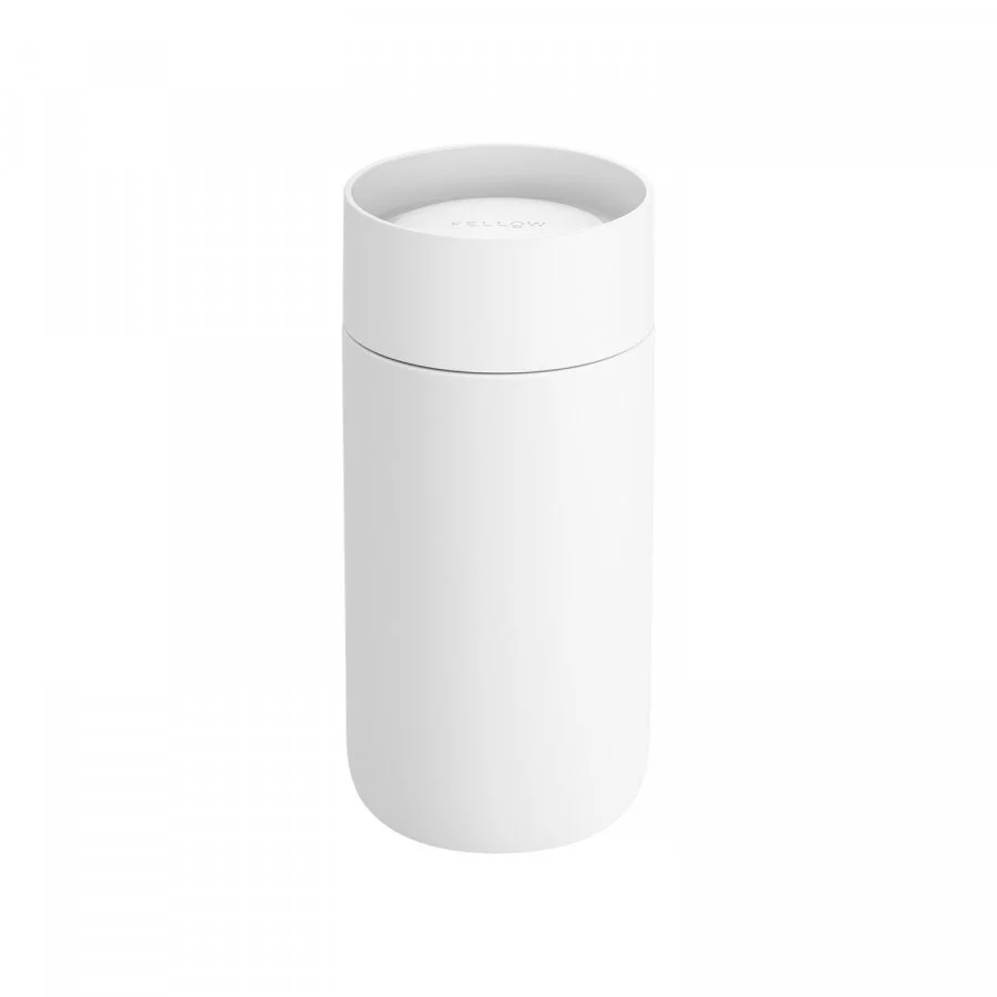 Bílý termohrnek Fellow Carter Move Mug 360 Sip Lid s objemem 355 ml, vyroben bez BPA, ideální pro cestování.