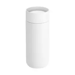 Termohrnek Fellow Carter Move Mug 360 Sip Lid White s objemem 473 ml v bílé barvě s dvoustěnnou izolací udržuje nápoje déle teplé.
