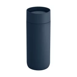 Modrý ekologický termohrnek Fellow Carter Move Mug 360 Sip Lid Stone Blue s objemem 473 ml, ideální pro cestování.