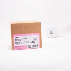 Papírová krabička pro LCD displej BMWT AQA pro filtrování vody s bílým šálkem značky Lázeňská káva na bílém pozadí