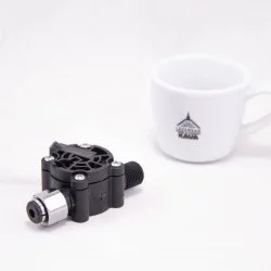 Černá konstrukce LCD dispeleje pro filtrovanou vodu značky BMWT AQA s šálkem s logem Lázeňské kávy na bílém stole s bílým pozadí
