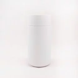 Bílý termohrnek Fellow Carter Move Mug s objemem 355 ml a víčkem 360 Sip Lid, ideální pro cestování.