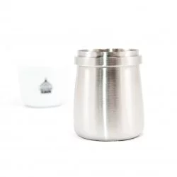 Nerezová dóza Acaia Dosing Cup M z ocelového materiálu pro namletí kávy s bílým šálkem značky Láze%nská káva na bílém pozadí