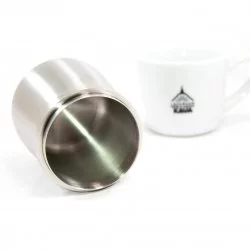 Pohled do nerezové dózy na mletou kávu značky Acaia Dosing Cup M s porcelánovým šálkem značky Lázeňská káva
