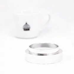 Stříbrný Filling funnel 53 mm na bílém pozadí s šálkem lázeňské kávy