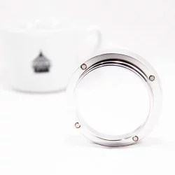 Stříbrný Filling funnel 53 mm položený na hranu na bílém pozadí s šálkem lázeňské kávy