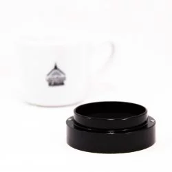 Černý Filling funnel 58 mm na bílém pozadí s šálkem lázeňské kávy